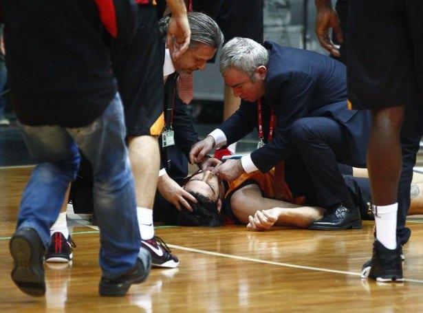 <p>Türkiye Basketbol Ligi'nde oynanan Beşiktaş Integral Forex-Galatasaray Liv Hospital maçında korku dolu anlar yaşandı.</p>