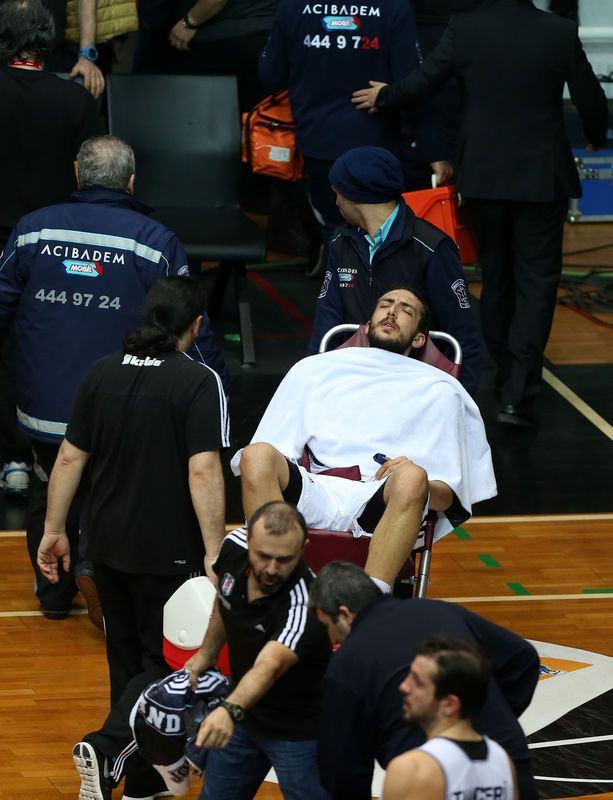 <p>Türkiye Basketbol Ligi'nde oynanan Beşiktaş Integral Forex-Galatasaray Liv Hospital maçında korku dolu anlar yaşandı.</p>