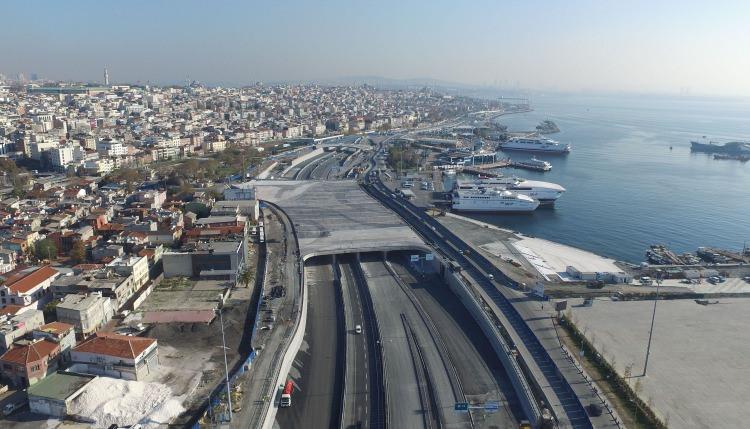 <p>Cumhurbaşkanı Erdoğan ve Başbakan Binali Yıldırım'ın 20 Aralık'ta açılacağını duyurduğu Avrasya Tüneli'nde çalışmalar tüm hızıyla devam ediyor. </p>
