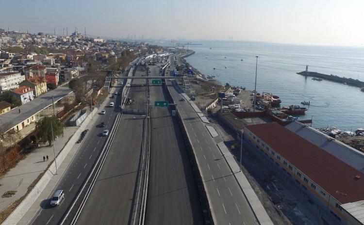 <p>Göztepe-Kazlıçeşme arasında hizmet verecek projenin toplam uzunluğu 14,5 km iken bunun 5.4 kilometrelik bölümü deniz tabanı altında inşa edildi. Proje otomobillerin ve minibüslerin geçeceği 2’şer şeritli ve iki katlı tünelden oluşuyor.</p>
