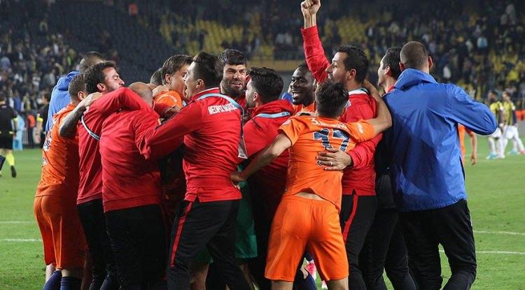 <p>Başakşehir 3. eleme turunu geçerse play-off turunda Napoli, Sevilla ve Liverpool gibi güçlü takımlarla eşleşme ihtimali bulunuyor.</p>