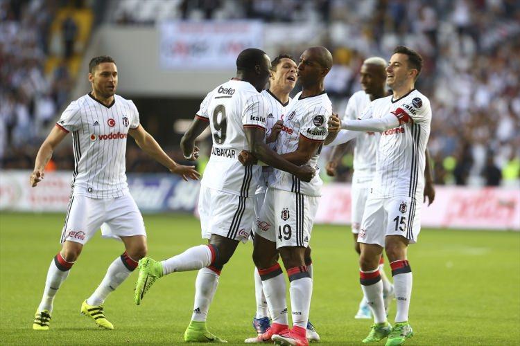 <p>Süper Lig'i şampiyon bitiren Beşiktaş Şampiyonlar Ligi'ne doğrudan katılma hakkı elde etti.</p>

<p>Beşiktaş'ın şampiyonlar Ligi gruplarındaki muhtemel rakipleri belli oldu.</p>
