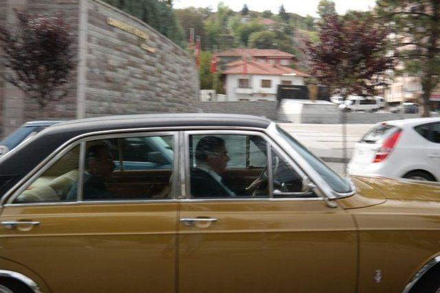 <p>Hepsini birbirinden çok seviyor ama bir tane özenle topladığımız sıfırdan topladığımız Osmaniye Mitingi'nde kendisinin gezerken görüp aldığı bir araç var onu daha çok sevdiğini düşünüyorum. Bu araç ise 1972 model Ford Taunus 20 M. Sıfırdan topladık biz onu.</p>

<p> </p>
