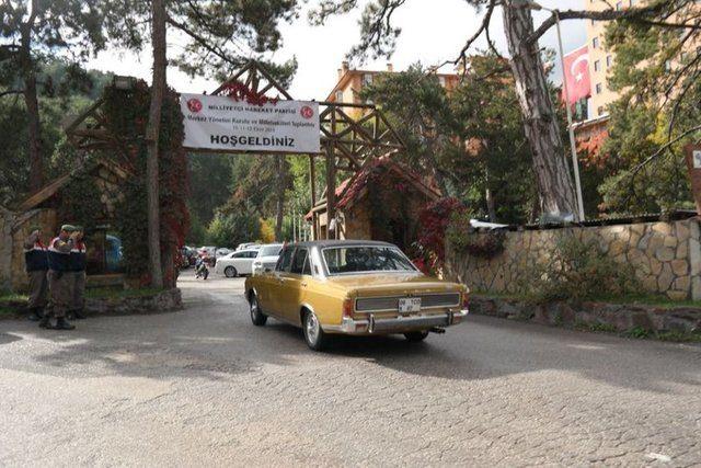 <p>Gençliğinden gelen bir merakı varmış. Hatta bir televizyon kanalında çıkmıştı. Kızılcahamam seyahatinde kullanıp içinde de Orhan Gencebay dinleyerek, izlemiştik kendilerini. Devlet Bey'i trafikte de görebilirsiniz. Klasik otomobillerle seyahati çoktur. Gezer. Kendiside son derece klasik otomobil kullanmayı çok iyi bilen birisidir" şeklinde konuştu.</p>

<p> </p>
