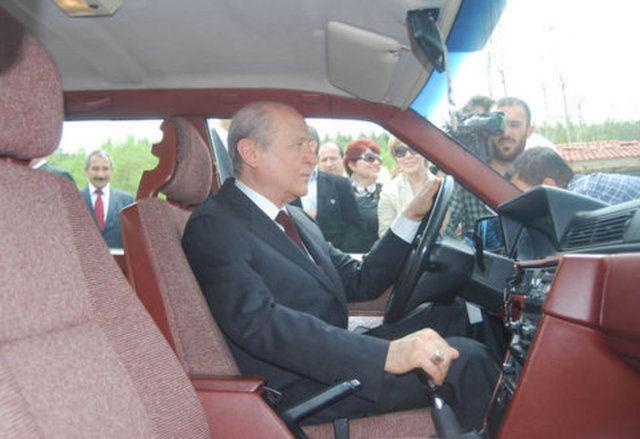 <p>Bahçeli'nin, siyasi yoğunluğu nedenli ile tamirhaneye çok sıklıkla gelemediğini kaydeden Özkan, kendisi ile görüşmek istedikleri zaman özel kaleminden randevu talep ettiklerini ve bu şekilde görüştüklerini sözlerine ekledi.</p>

<p> </p>
