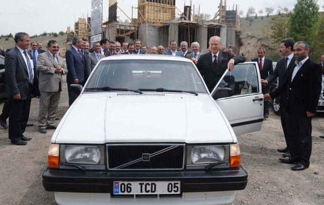 <p>Tamirhaneye gelen araçların daha çok eksiklerini tamamladıklarına dikkat çeken Özkan, "Yüzde 100 kondisyon bu arabalarda sağlamak çok zor. Yüzde 50-60 kondisyonda arabaları alıp yüzde 100'e getirmeye çalışıyoruz. Yoksa çok sık binemiyor. Araç beklemekten dolayı da bir takım arızaları oluyor" diye konuştu.</p>
<p> </p>