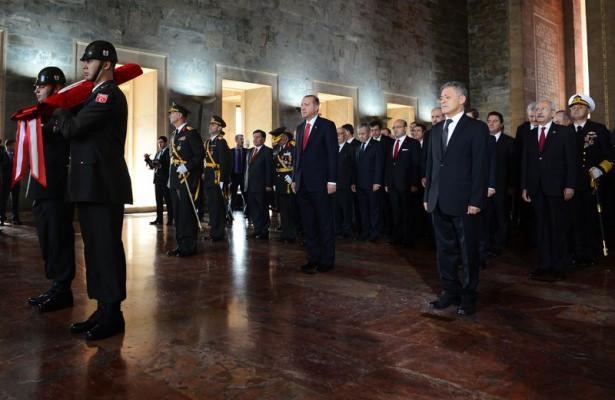 <p>Cumhurbaşkanı Erdoğan, TBMM Başkanı Cemil Çiçek, Başbakan Davutoğlubaşkanlığındaki devlet erkanı Anıtkabir'de Atatürk'ün mozolesine çelenk koydu.</p>
