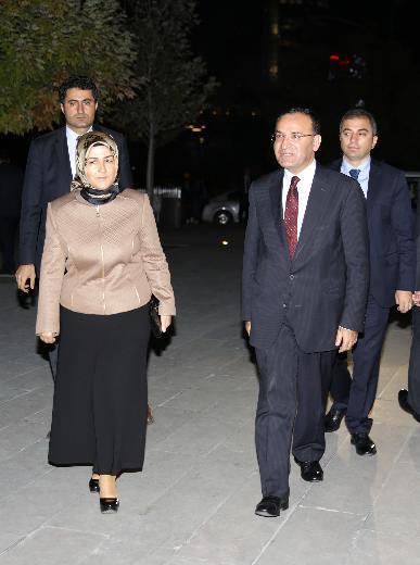 <p>AK Parti Genel Başkan Başdanışmanı Çelik'in oğlu Ali Ekrem Çelik ve gelin Esin Erdal çiftinin nikah şahitliklerini Cumhurbaşkanı Erdoğan, Başbakan Davutoğlu,</p>
