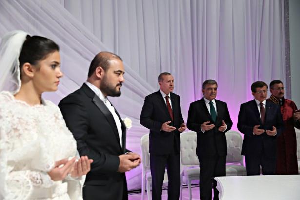 <p>ATO Congresium'da basına kapalı gerçekleşen düğüne, Cumhurbaşkanı Erdoğan eşi Emine Erdoğan, Başbakan Ahmet Davutoğlu, Enerji ve Tabi Kaynaklar Bakanı Taner Yıldız, </p>
