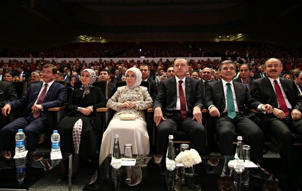 <p>Düğüne, Cumhurbaşkanı Tayyip Erdoğan, Başbakan Ahmet Davutoğlu, 11. Cumhurbaşkanı Abdullah Gül ile çok sayıda sanatçı katıldı.</p>
