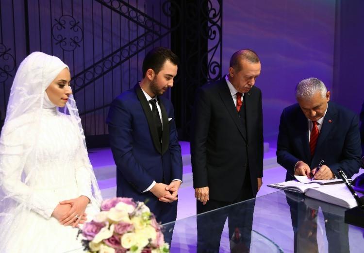 <p>Çiftin nikahını İstanbul Büyükşehir Belediye Başkanı Mevlüt Uysal kıyarken, nikah şahitliğini Cumhurbaşkanı Erdoğan ile Başbakan Binali Yıldırım yaptı.</p>
