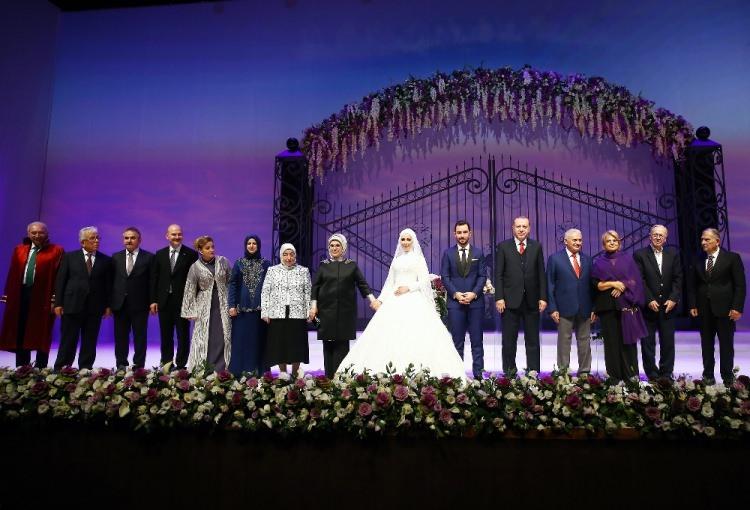 <p>Haliç Kongre Merkezi'nde düzenlenen törene Cumhurbaşkanı Recep Tayyip Erdoğan, Başbakan Binali Yıldırım ile aralarında bakanlarında olduğu devlet protokolünden çok sayıda isim katıldı.</p>
