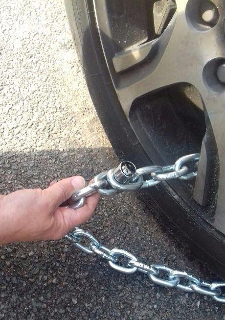 <p>Arabasının lastiği bir zincir ile kilitlenmişti ve ne yapacağını bilemedi.&nbsp;</p>
