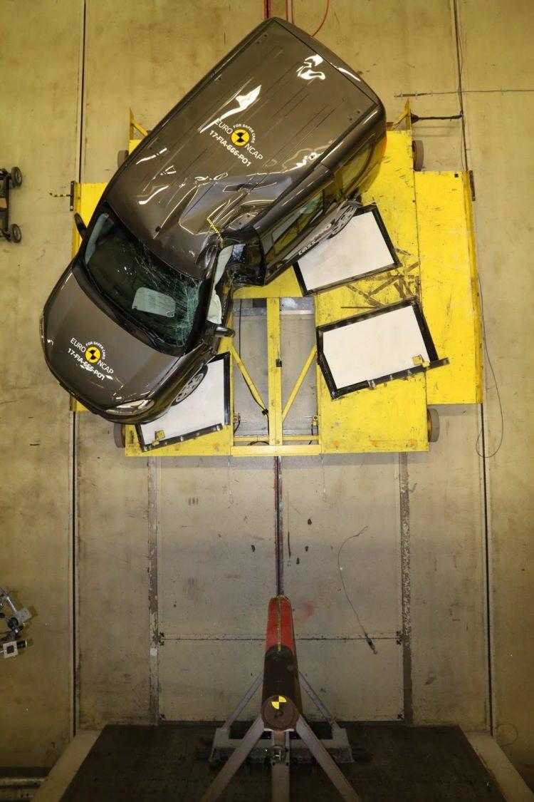 <p>Doblo, Euro NCAP testlerine <strong><em>'standart güvenlik ekipmanı'</em> </strong>ile girdi.</p>
