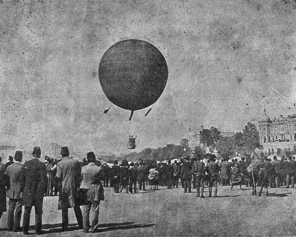 <p>Taksim Topçu Kışlası üzerinde İstanbul'da ilk defa hidrojen balonu uçuruldu. Balona binenler İstanbul'u havadan görme şansı elde etti. / 10 Mayıs 1909</p>