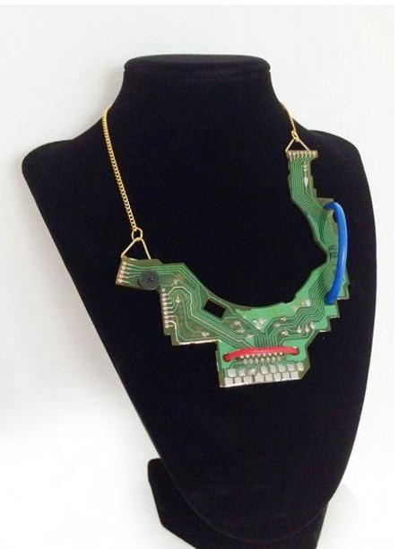 <p>Eski elektronik eşyaları çöpe atmak yerine değerlendiren Galini Scarlatou isimli sanatçı, kadınlara özel aksesuarlar tasarlıyor.</p>
