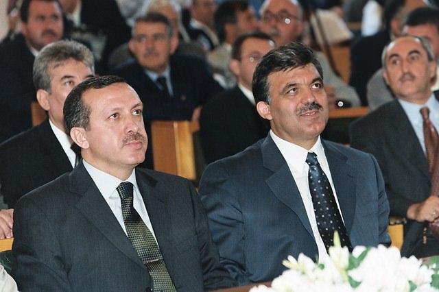 <p><strong>17 Ağustos 2001</strong><br />
<br />
Yeni kurulan Adalet ve Kalkınma Partisi ilk grup toplantısını TBMM'de yaptı. Toplantıda AK Parti Genel Başkanı Recep Tayyip Erdoğan kürsüye çıkarak partililere hitap etti.</p>
