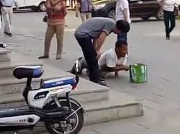 <p>Bir kaykay üzerinde dilenen bu adamın foyasını sokaktaki vatandaşlar ortaya çıkardı.</p>
