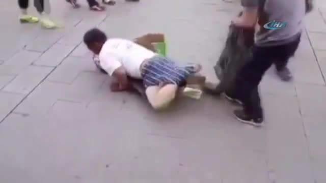 <p>Çin'de dilenerek para kazanan bu adamın foyası işte böyle ortaya çıktı.</p>