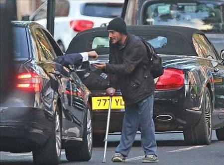 <p>Londra sokaklarında elinde koltuk değneği ile aksayarak yürüyen bu adamın gerçek yüzü ortaya çıktı...</p>