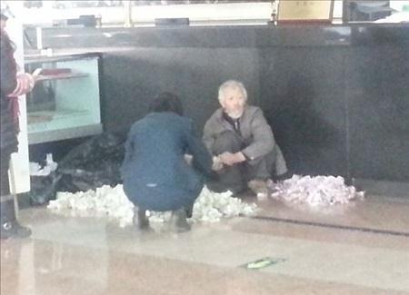<p>Saymasına yardım edenlere de bahşiş veriyor</p>