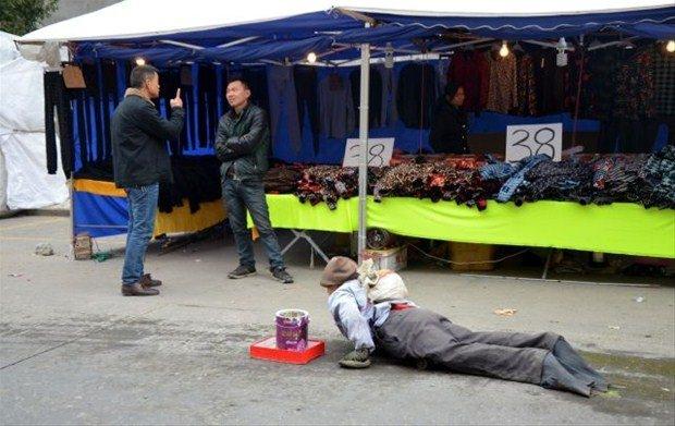 <p>Çin sokaklarında yerde sürünerek para toplayan bu dilencinin inanılmaz oyunu herkesi şaşırttı...</p>