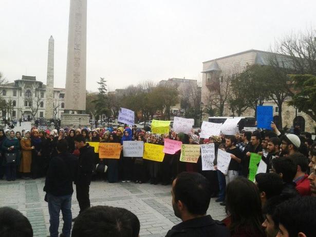 <p>Marmara Üniversitesi Din Kül. ve Ahlak Bil. öğrencileri, Sultanahmet Meydanı'nda İlahiyat öğrencilerine verilen formasyonu protesto etti.</p>
