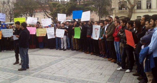 <p>Sultanahmet Meydanı'nda toplanan 100'e yakın DİKAB(Din Kültürü ve Ahlak Bilgisi) öğrencileri, aynı fakülteden olan İlahiyat Bölümü öğrencilerine verilen formasyon hakkını protesto etti. </p>

<p> </p>
