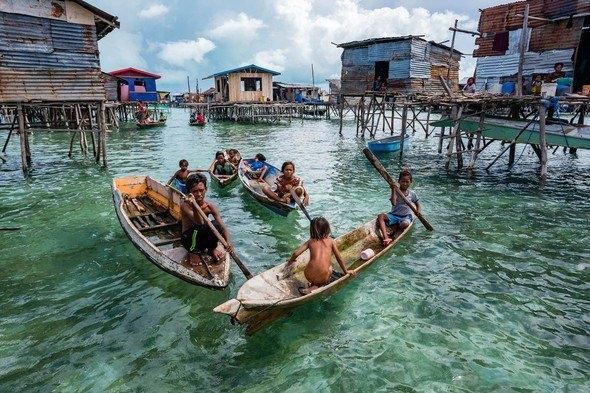 <p>Omadal: Nispeten en derlitoplu, hava şartlarına en dirençli evlerin kurulu olduğu Bajau köyü. Çocuklar oyunda...</p>
<p> </p>
<p> </p>
<p> </p>