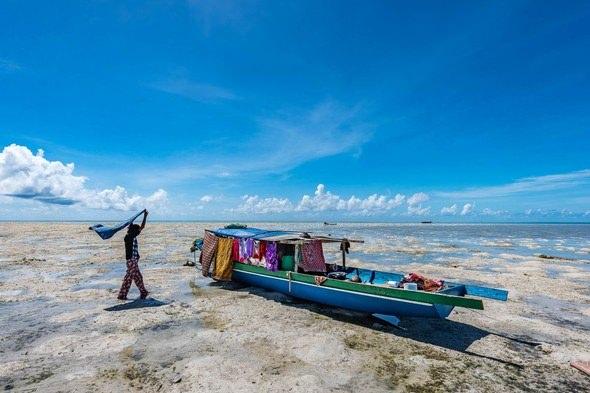 <p>Suyun çekildiği saatler; Mars gezegenini andıran bir Bajau köyü... Teknesini hem balıkçılık hem yaşamak için kullanan bir Bajau kadını...</p>
<p> </p>
<p> </p>
<p> </p>
