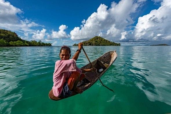 <p>Bajau köylerinde evler arasındaki ulaşım ve gündelik işlerde kullanılan eşyaların taşınması küçük ahşap kanolarla sağlanıyor.</p>
<p> </p>
<p> </p>
<p> </p>