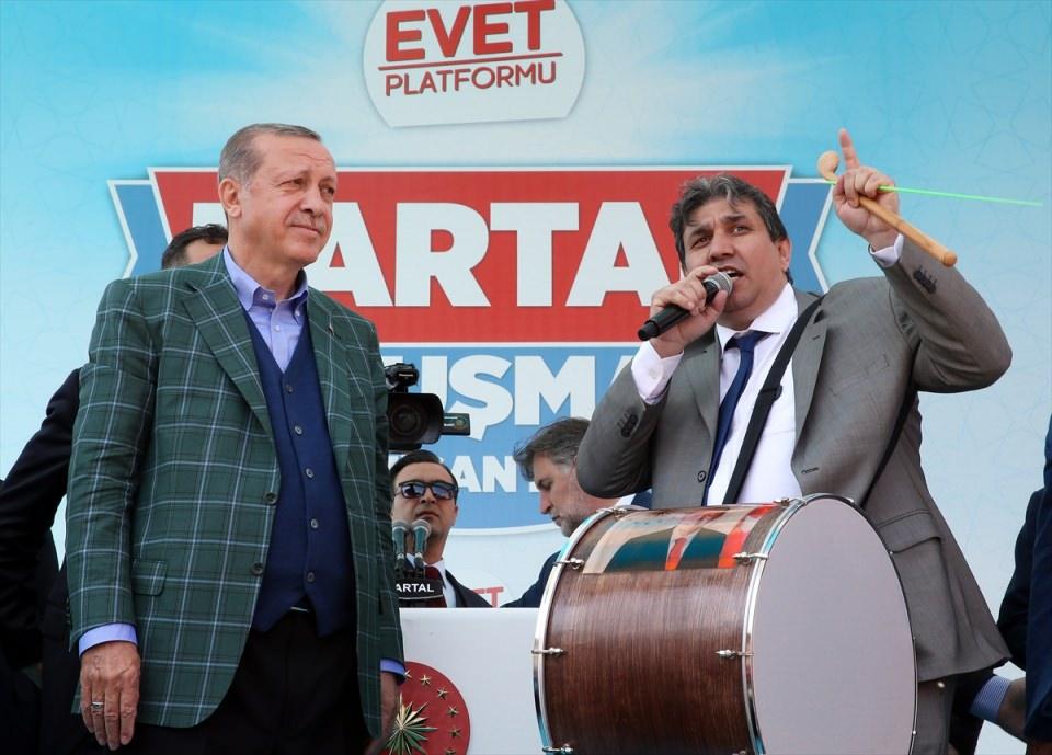 <p>Cumhurbaşkanı Recep Tayyip Erdoğan, İstanbul'un Kartal ilçesindeki buluşma etkinliğine katıldı. Bu etkinliklerde ise renkli görüntüler ortaya çıktı. İşte o anlar...</p>

<p> </p>
