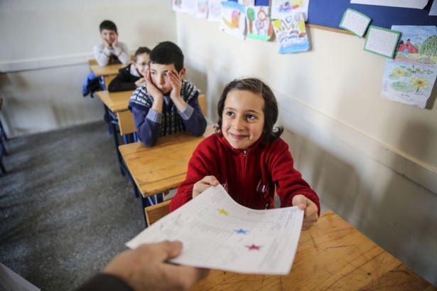 <p>Erzincan’ın Üzümlü ilçesinde 2014-2015 Eğitim Öğretim Yılı yarıyıl tatil dönemi düzenlenen karne dağıtım töreninin ardından başladı.</p>