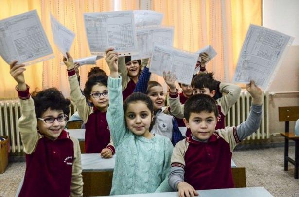 <p>Kırklareli'nde de yarı yıl tatiline giren öğrenciler karnelerini aldı.</p>