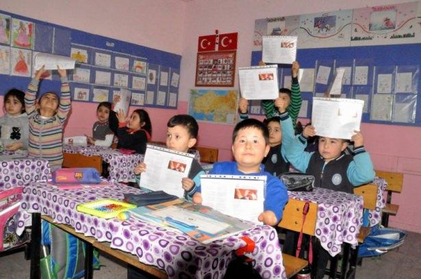 <p>Yozgat'ta dogustan iki eli ve bir bacagi olmayan ilkokul birinci sinif ogrencisi Muhammet Enes Sari, ilk karne sevincini arkadaslariyla paylasti.</p>