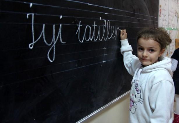 <p>Mersin'de yarıyıl tatiline giren öğrenciler, karne almanın mutluluğunu yaşadı</p>