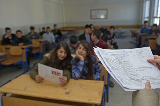 <p>Van'da yarıyıl tatiline giren öğrenciler, karne almanın heyecanını yaşadı.</p>