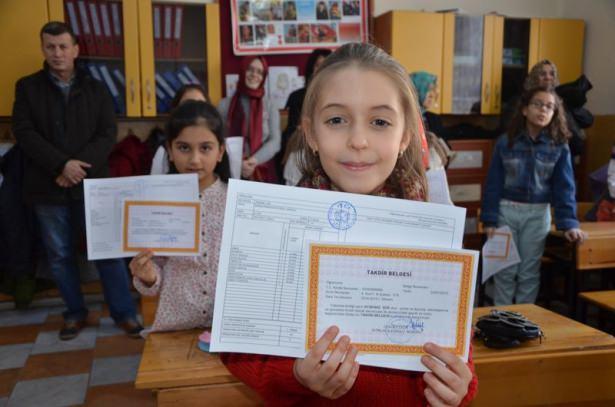 <p>Bursa'da İstiklal İlkokulunda öğrenciler karnelerini almanın heyecanını yaşadı.</p>
