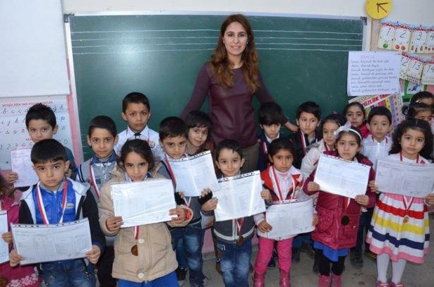 <p>Şanlıurfa'nın Siverek ilçesinde yarıyıl tatiline giren öğrenciler, karne almanın heyecanını yaşadı.</p>