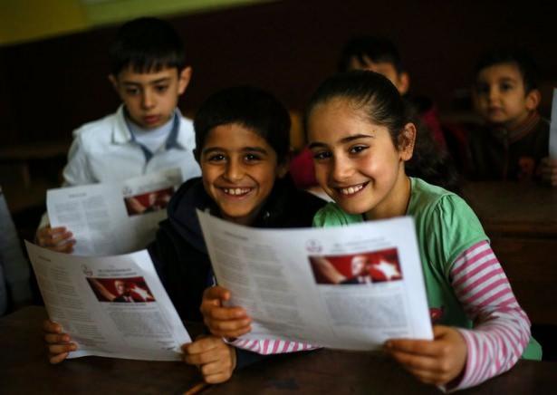 <p>İzmir'de yarıyıl tatiline giren öğrenciler, karne almanın heyecanını yaşadı. </p>