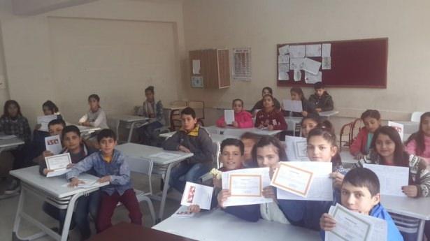<p>Sirnak'in Cizre ilcesinde 14 Ocak'ta oldurulen Nihat Kazanhan'in okudugu okulda buruk bir karne toreni yasandi</p>
