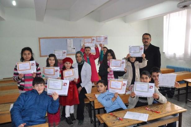 <p> Yozgat ve ilçelerinde öğrenciler karnelerini almanın heyecanını yaşadı. </p>
