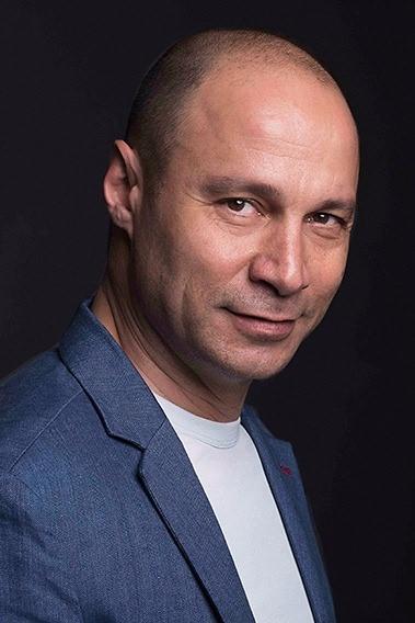 <p>Kendine göre haklı, dışarıdan tarihsel kriterlere bakıldığında doğru bir çizgide giden bir adam değil. Mücadeleci, çok iyi at binen yaşam standartları güçlü, biraz vahşi bir tarafı da var.</p>