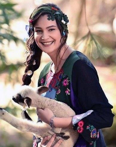 <p>Bir yerde haksızlık varsa onun peşine düşen bir karakter. Çok güçlü erkek gibi bir karakter.</p>