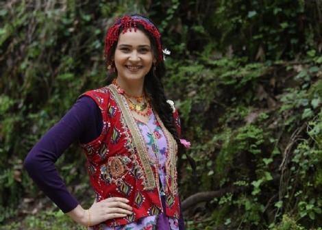 <p>Ben de Aslıhan gibi güçlüyüm. Ailem Bulgaristan’da yaşıyor. Oyunculuk aşkı için Türkiye’ye geldim. Her şey benim için çok yeni ve değişikti.</p>
