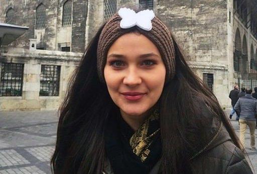 <p>Onun için yönetmenimiz bana 3 bin sayfalık bir sözlük aldı. Sette her yere o sözlükle gidiyorum.</p>