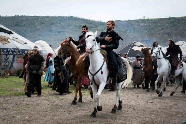 <p>Film çekim tekninklerinin etkisi olsa da sergiledikleri heybette kuyafetleri rolü büyük. </p>
