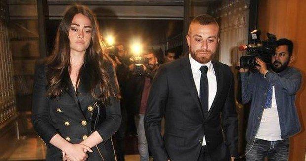 <p>Beşiktaş'ın sezon başında İngiltere'nin West Ham United takımına kiraladığı Gökhan Töre, oyuncu sevgilisi Esra Bilgiç ile sessiz sedasız nişanlandı.</p>
