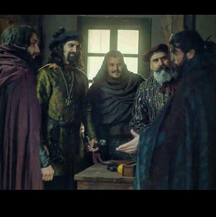 <p>Haçaturyan Usta bir önceki bölümde alplerin kaleye girmesini sağlayarak Tekfur Vasilius'un en değerli komutanlarının öldürülmesini sağlamış ve Ertuğrul ve öbasına büyük yararlılık sağlamıştı.</p>
