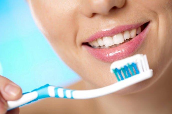 <p>Diş fırçasının kılları zamanla yıpranır, <strong>Kıvrılmış ya da kırılmış kıllar dişleri </strong>düzgün temizleyemez. </p>
